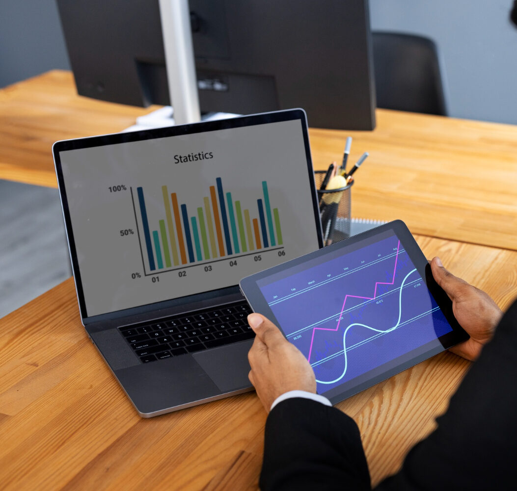 Daniel Bousquet analyse des graphiques statistiques dans un bureau moderne à Toulouse,