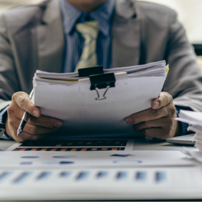 Daniel Bousquet analyse des dossiers de gestion au bureau à Toulouse avec graphiques et rapports,