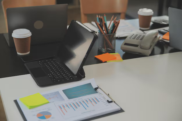 espace de travail moderne chez Daniel Bousquet à Toulouse avec tablettes, documents et ambiance collaborative,