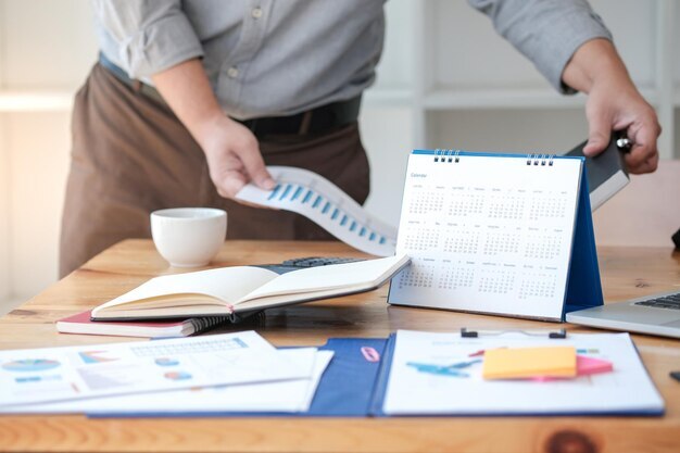 Daniel Bousquet organise ses documents au bureau à Toulouse pendant une séance de planification professionnelle,
