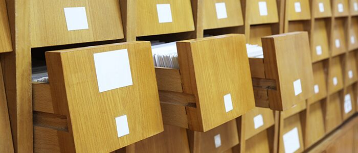 Tiroirs en bois rétro avec fiches chez Daniel Bousquet à Toulouse, organisation et ambiance de bibliothèque,