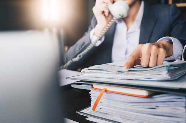 Gestion administrative par Daniel Bousquet à Toulouse, professionnel en costume consultant des dossiers au bureau,